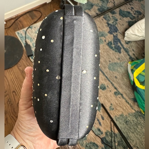Satin and rhinestone evening bag with a removable gold chain. - Picture 5 of 12